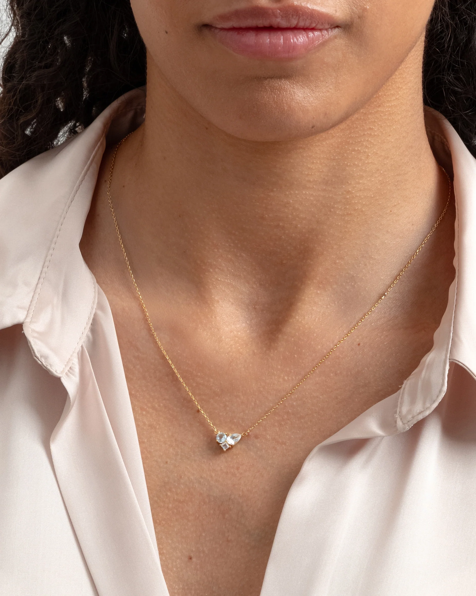 Pam Necklace Gold från Syster P: Elegant halsband i 18K guldpläterat silver med gnistrande vita topaser på en nätt kedja. Perfekt för festliga tillfällen.