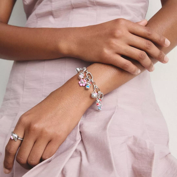 ikonisk charm med rosa rosett för halsband eller armband.