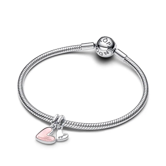 Delbar hängberlock i äkta silver från Pandora med två hjärtan