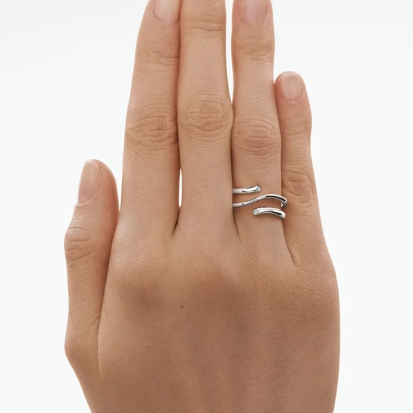 SS25_ECOM_ON-MODEL_MAGIC_RING_20000342_Close-ups
