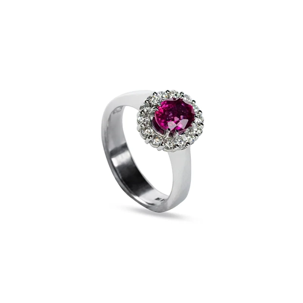NS ONE 052 ring i 18K vitguld med rubin och briljantslipade diamanter