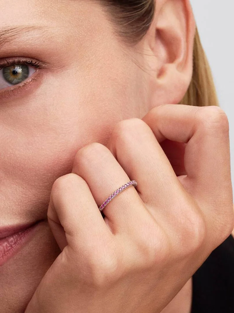 Pandora Timeless Bandring med Rosa Glittrande Stenar i sterlingsilver med rosa kubisk zirkonia. Symboliserar eviga band och strålande lyster. Perfekt gåva för speciella relationer och elegans.