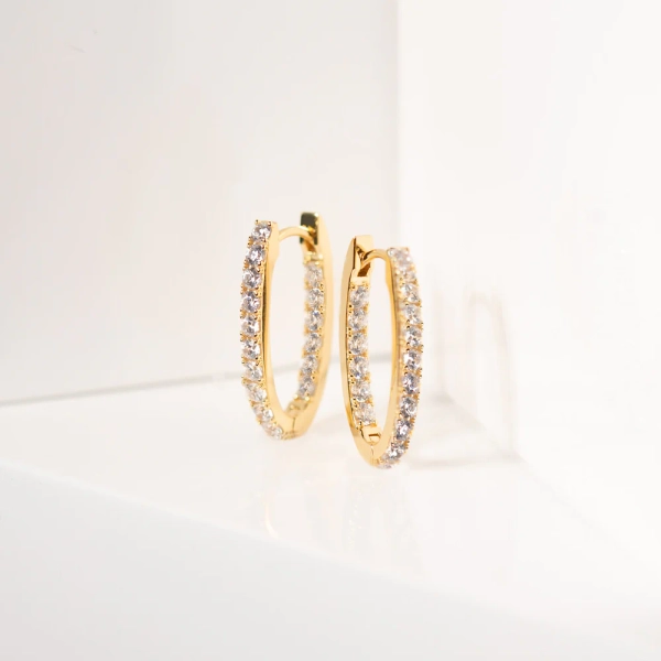 elegant und schlank mit funkelnden Zirkonia