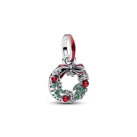 Weihnachtskranz-Charm von Pandora. Verziert mit grünen Kristallen und roter Emaille für einen verspielten Weihnachtsstil. Peppen Sie Ihre Party-Outfits mit Glamour auf und verbreiten Sie Weihnachtsstimmung