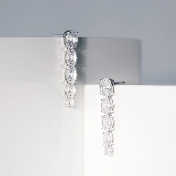 Ellisse Lungo Cinque Örhängen i silver med gnistrande Cubic Zirconia-stenar från Sif Jakobs Ellisse-kollektion.