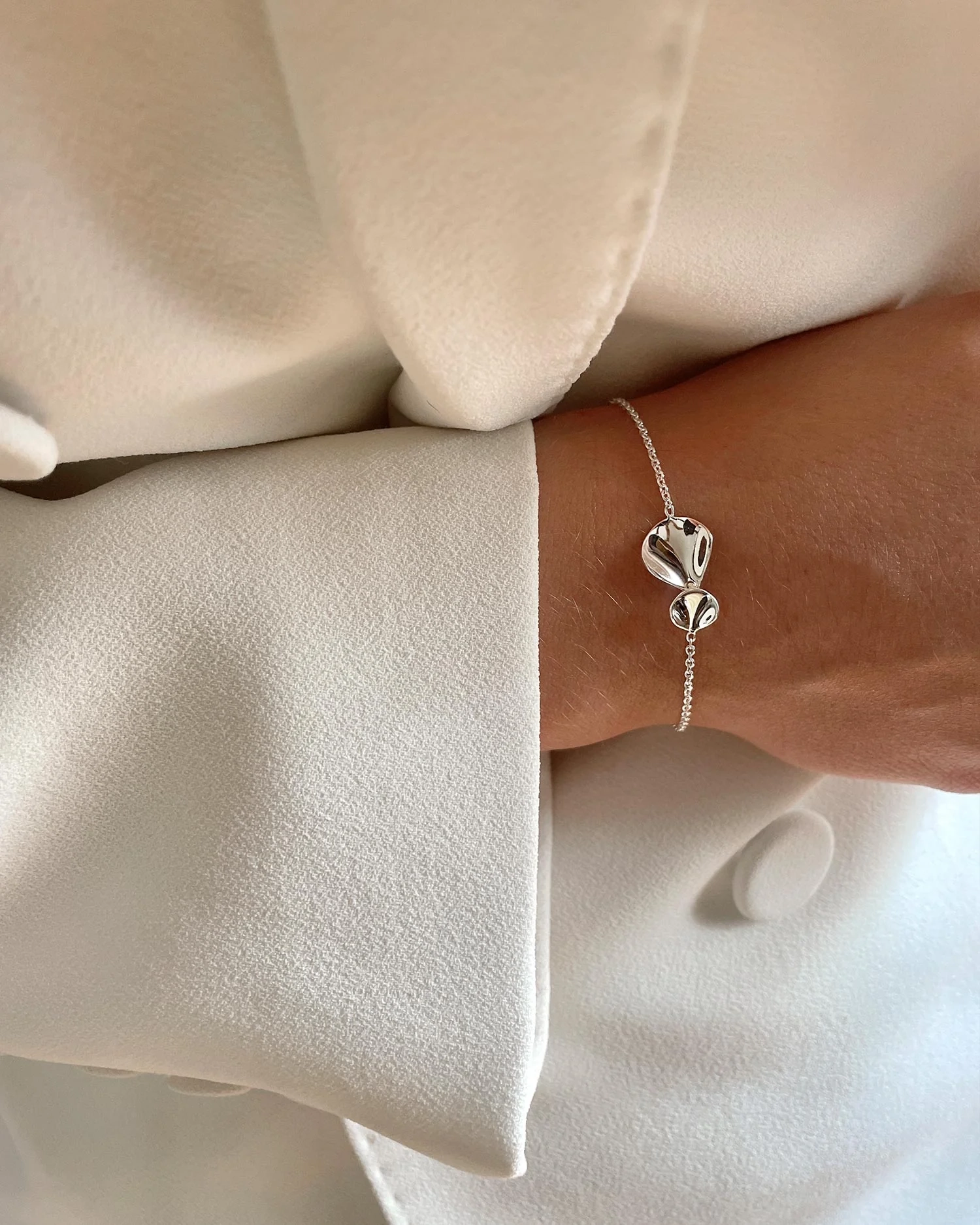 Hortensia Small Bracelet från Drakenberg Sjölin i silver med två överlappande organiska former