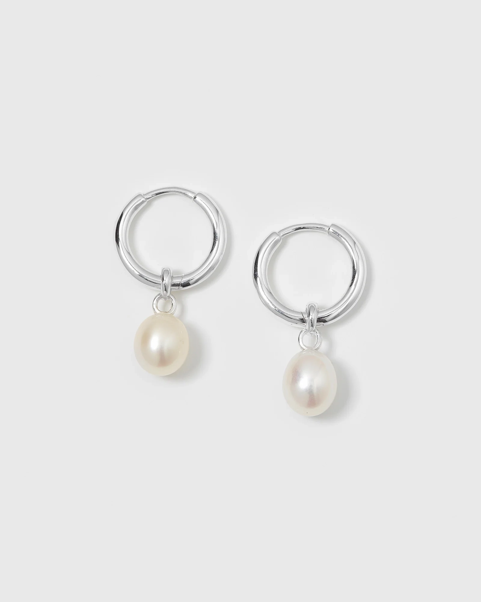 Set med pärlhalsband och matchande örhängen i återvunnet sterlingsilver med odlade sötvattenspärlor.