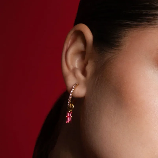 elegant design från Lucy-kollektionen. Perfekt för både vardag och festliga tillfällen.