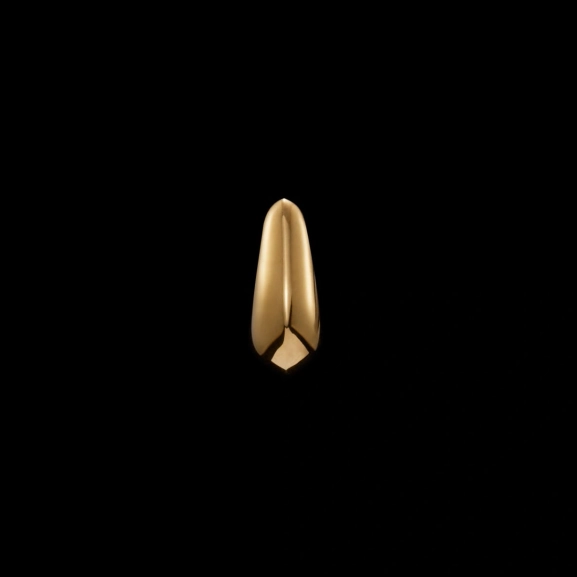 18-karätig vergoldeter Ohrring mit scharfer Silhouette und modernem gotischem Design von Maria Nilsdotter.