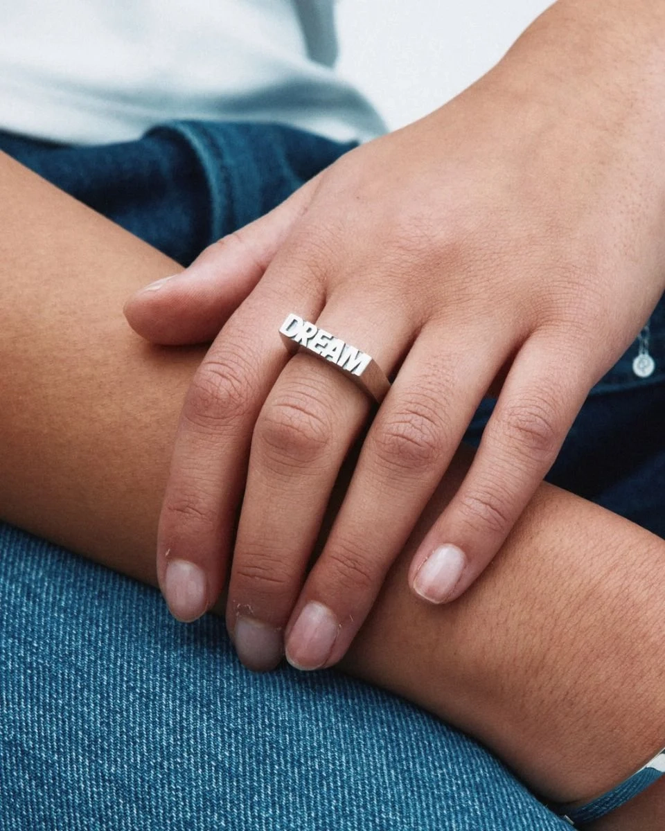 Ring i 14K guldplätering med grafiskt utformat budskap