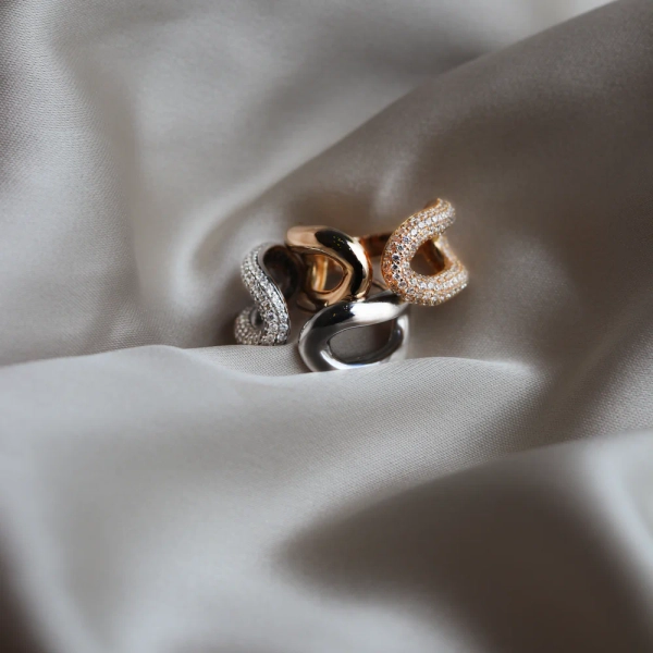 Capri Due Ring i silver med gnistrande cubic zirconia från Sif Jakobs Capri-kollektion.