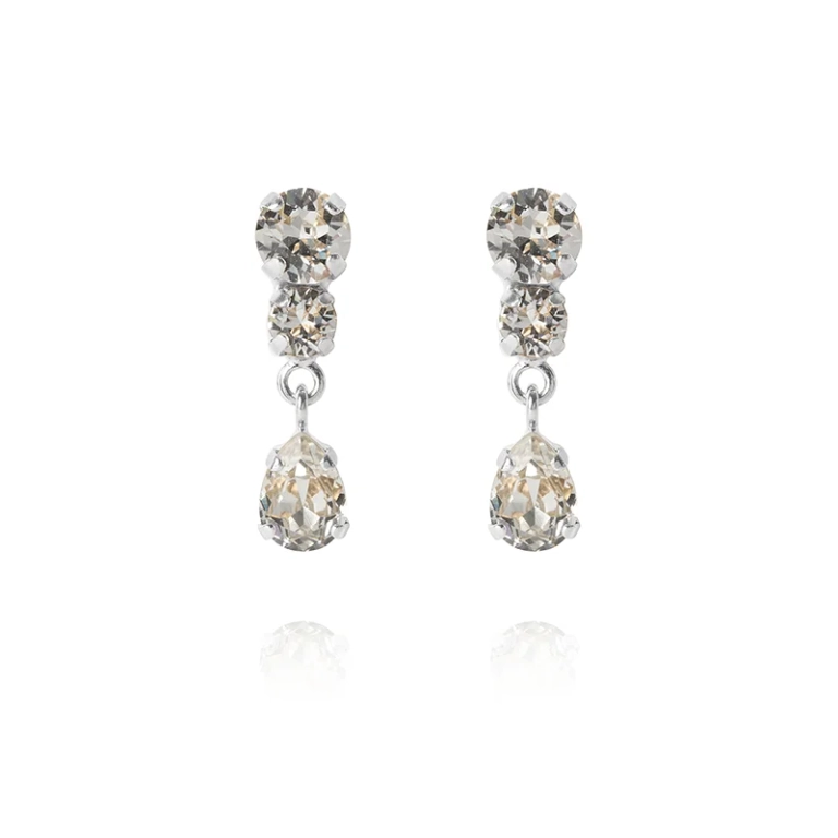 Eleganta droppformade örhängen med gnistrande Swarovski-kristaller och rhodiumpläterad mässing från Caroline Svedbom.