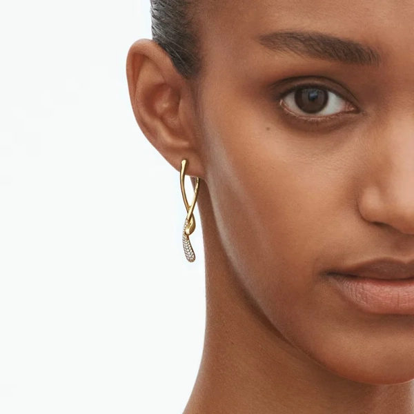 Mercy Långa Örhängen i 18K guld med tvinnad form och briljantslipade diamanter från Georg Jensen.
