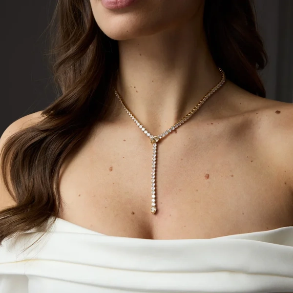 Guldpläterat halsband med gnistrande kristaller från Caroline Svedbom