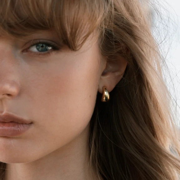 Bolded Little Sis Earrings Gold - Syster P - Snabb leverans & Gratis paketinslagning - Nordic Spectra