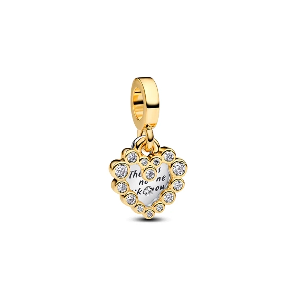 Mutter funkelnder Doppel-Charm aus Gold. Eine Hommage an die Kraft der Mutterschaft und die Tiefe der Liebe. Herzförmige Anhänger aus Sterlingsilber und 14-karätigem Gold mit funkelnden Steinen und dem Text „You are unique“.