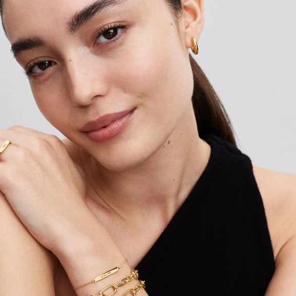 Fjärilsvinge hängsmycke i guld från Pandora Moments. Skapa din unika stil med denna vackra accessoar som symboliserar frihet och naturens skönhet.