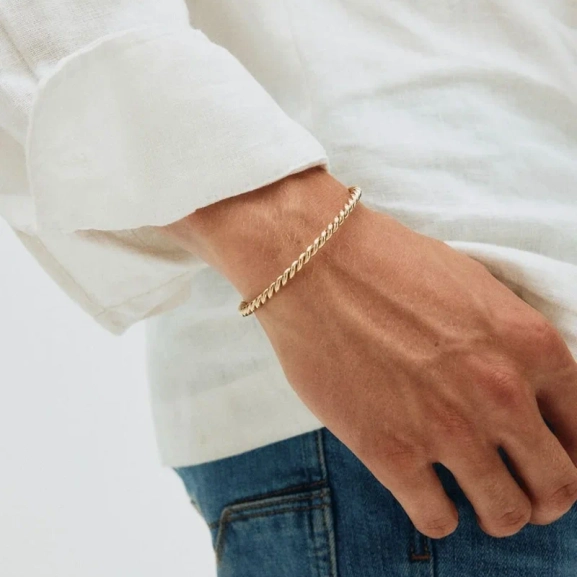 med elegant tvinnad design. Perfekt för att komplettera både vardags- och festklädsel.