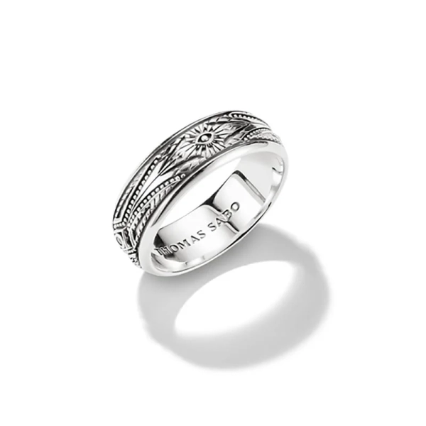 Elyndra-silverring från Thomas Sabo med subtila mönster och gnistrande vita zirkoner