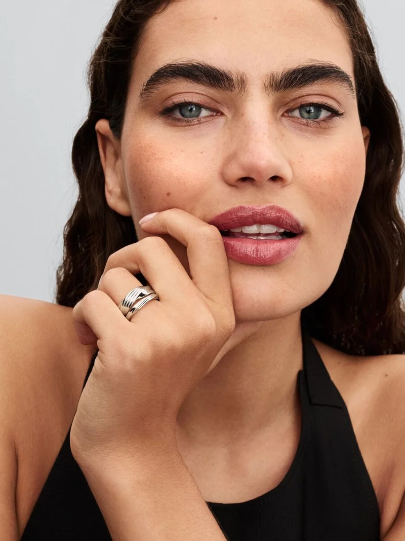 Elegant tvinnad dubbelring från Pandora Essence kollektionen i vackert sterlingsilver. Perfekt att stapla eller bära ensam för en trendig och stilfull look.
