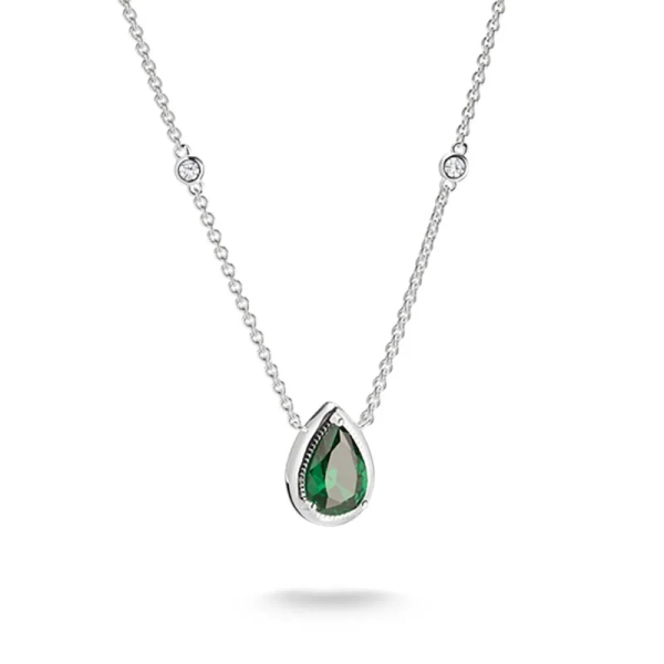 Grön Droppform Elyndra Halsband från Thomas Sabo i silver med smaragdgrön sten och vita zirkoner på kedjan.