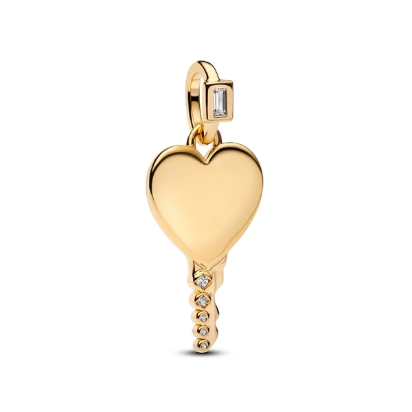 Ein herzförmiger Anhänger aus Gold mit funkelnden Zirkonia-Steinen aus der Pandora Moments Kollektion. Verleihen Sie Ihrem Stil mit diesem Schmuckstück einen Hauch von eleganter Schönheit.