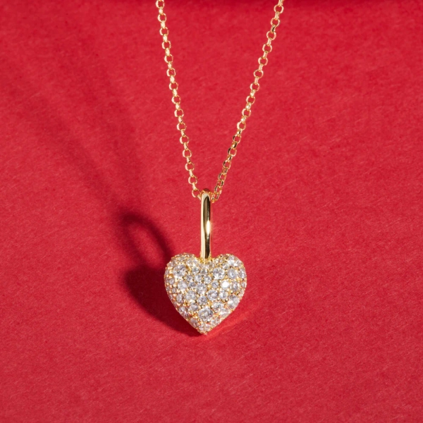 ett elegant halsband i 18K guldpläterat silver med gnistrande cubic zirconia-stenar.