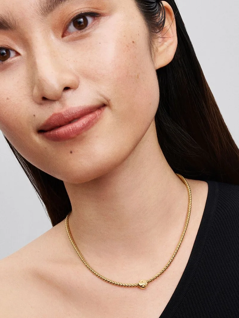 Mini Yin & Yang Glittrande Berlock Guld från Pandora Moments. Tillverkad i 14 karat guld med skimrande diamanter och polerade prickar. Symbol för harmoni och enhet.