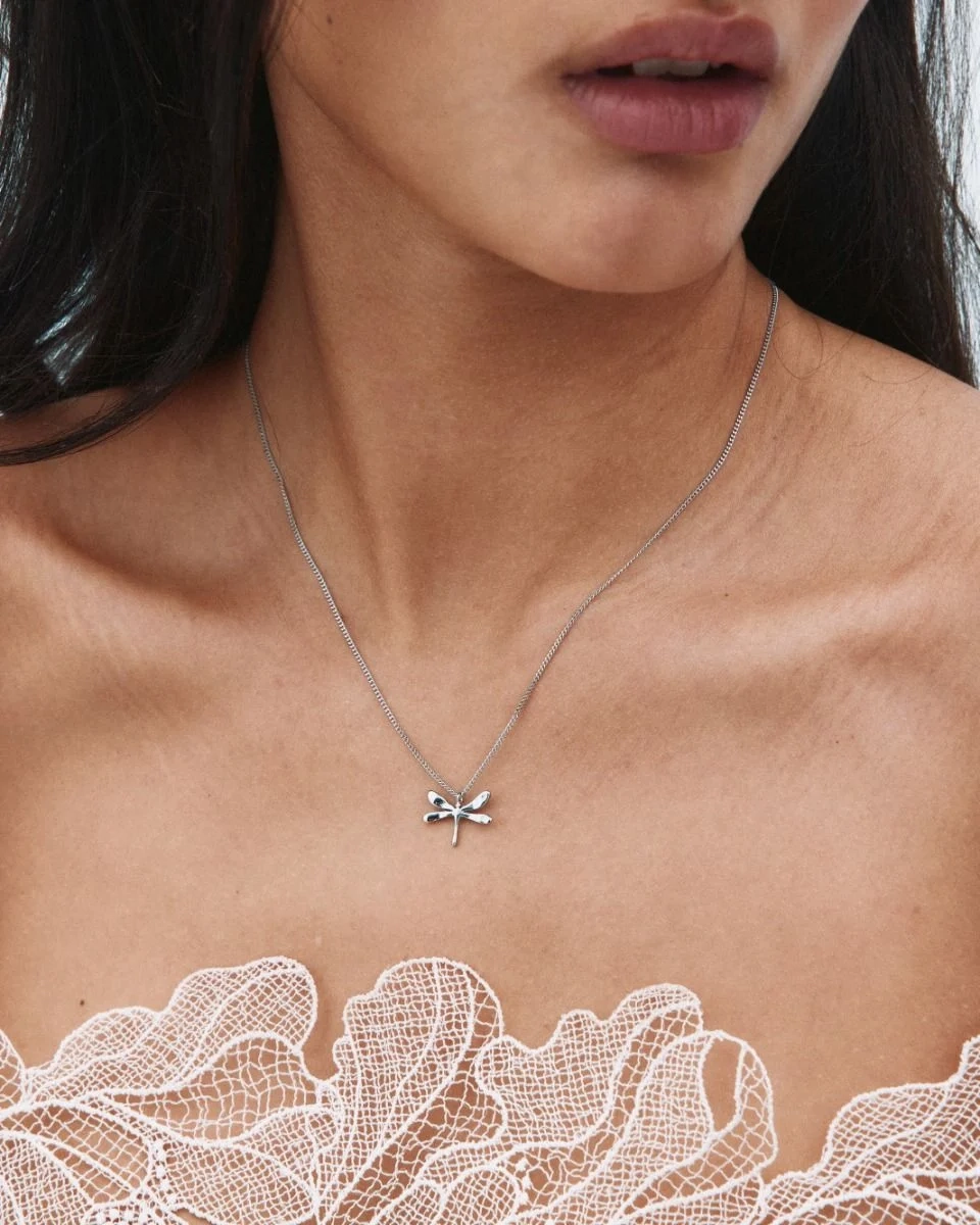 Halsband i polerat stål med detaljrik trollslända som hänge från Edblad Dragonfly-serien