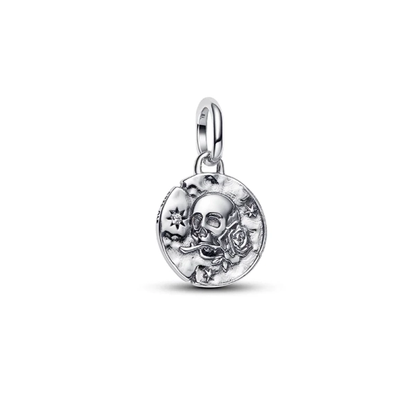 Medaljong Dödskalle Berlock från Pandora ME. Vintage elegans med en touch av mystik och edgy stil. Inspirerande frasen "CARPE DIEM" på baksidan. Silver med Cubic Zirconia sten.