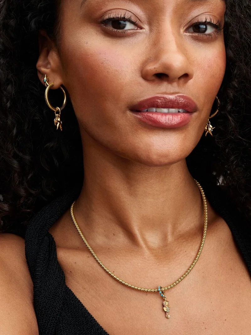 Berlocken med sjöhästen från Pandora är en vacker symbol för lycka och styrka. Guldpläterad sjöhäst med kubisk zirkonia