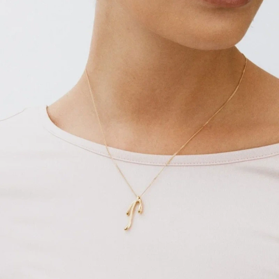 med elegant spetsdesign. Perfekt för att ge en sofistikerad touch till din outfit.