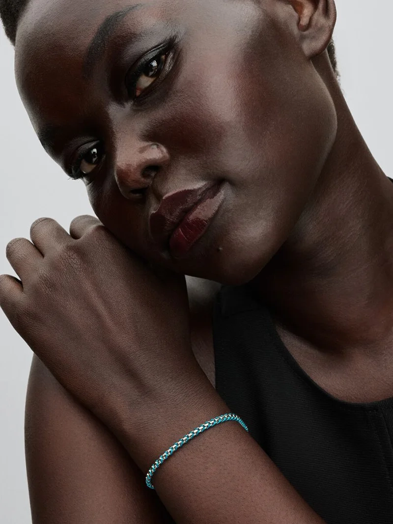 Flätat armband med turkos detalj i högkvalitativt sterlingsilver från Pandora. En unik design som kompletterar din personliga stil med elegans och stil.