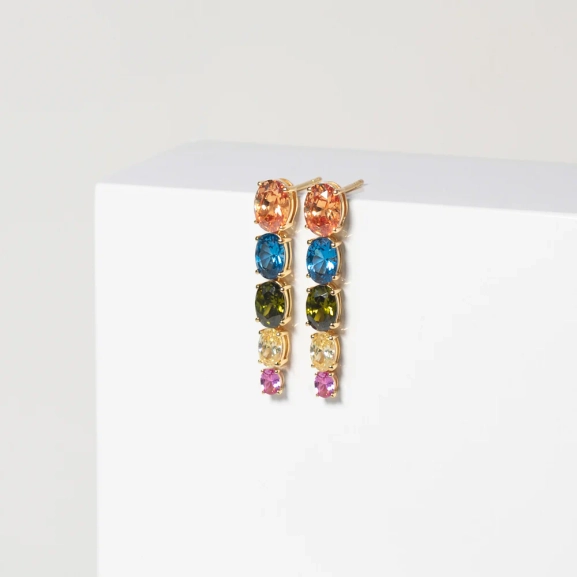 Ellisse Lungo Cinque Örhängen Mix Guld från Sif Jakobs i 18K guldpläterat silver med gnistrande cubic zirconia-stenar.