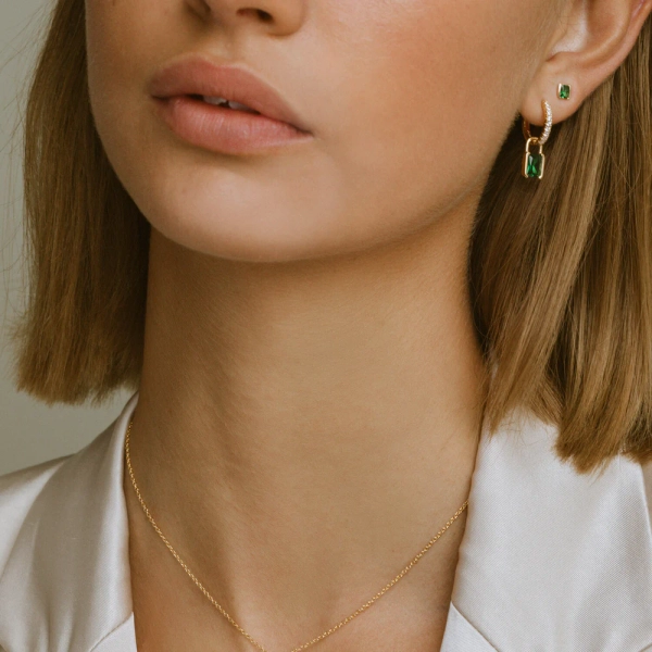 eleganta små örhängen i 18K guldpläterat silver med gnistrande cubic zirconia.