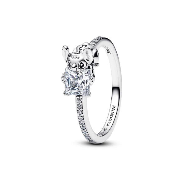 Disney Stitch & Stone-ring i sterlingsilver med gnistrande kubisk zirkonia och djupsvart emalj som fångar Stitchs ikoniska konturer. Idealisk accessoar för Disney-entusiasten som vill addera glans till sin stil.