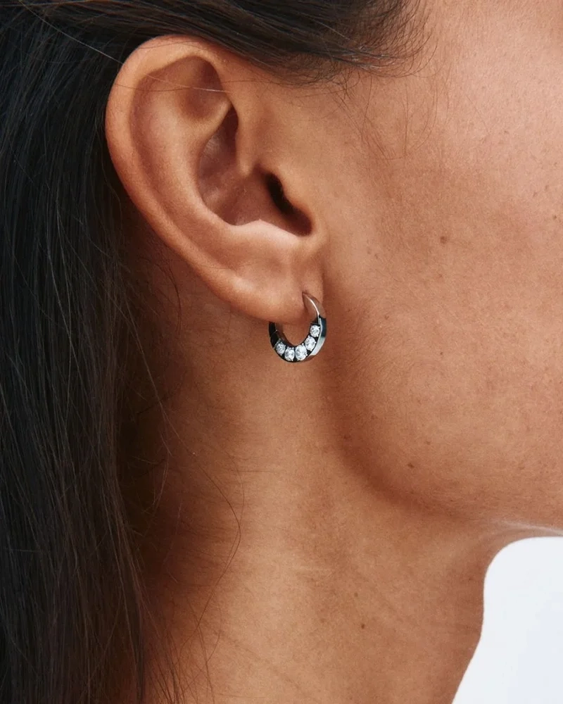 små eleganta örhängen i stål med cubic zirconia