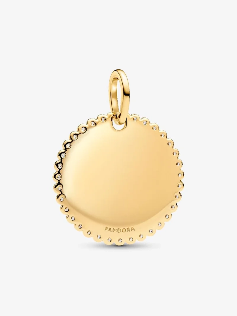 Elegant hängsmycke från Pandora med 14 karat guldplätering och gnistrande stenar. Låt detta Rund Glittrande Bricka Hängsmycke Guld bli en del av din signaturstil för extra glamour och lyxig touch.