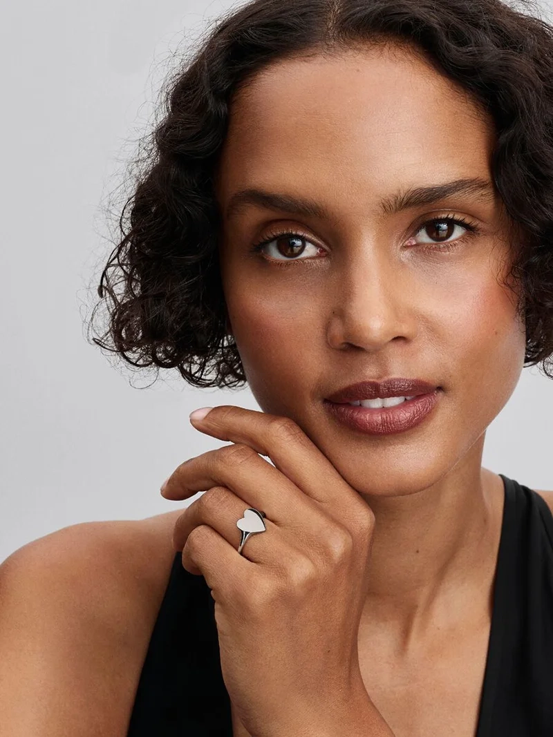 symbol för gemenskap och kärlek. Eleganta designen smyckar din hand med stil och elegans