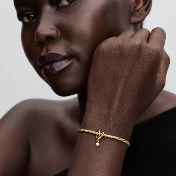 wo die Liebe niemals endet“. Hergestellt in 14 Karat Gold mit einem eleganten weißen Stein. Das perfekte Geschenk für einen besonderen Menschen.