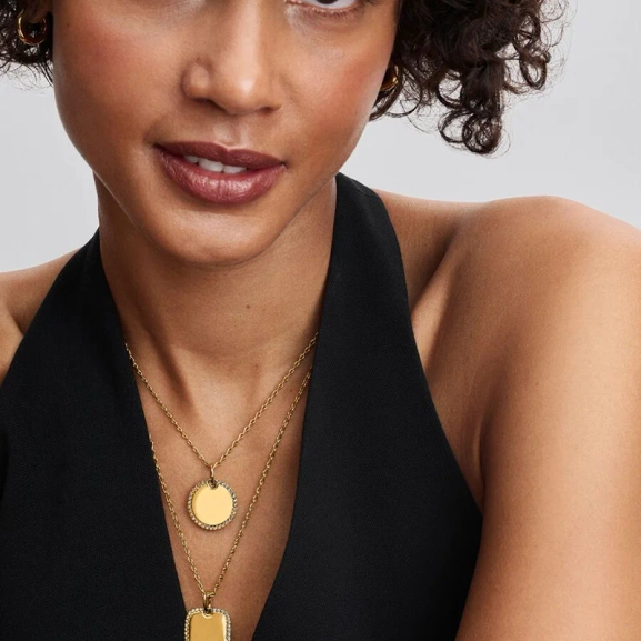 Elegant hängsmycke från Pandora med 14 karat guldplätering och gnistrande stenar. Låt detta Rund Glittrande Bricka Hängsmycke Guld bli en del av din signaturstil för extra glamour och lyxig touch.