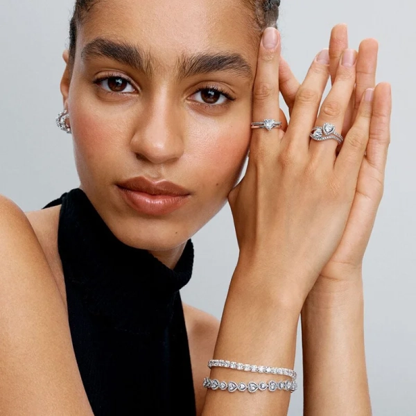 Vågig ring med hjärtformad sten i sterlingsilver från Pandora Timeless kollektionen. Hjärtslipad kubisk zirkonia och glittrande pavéband. Perfekt för smyckesälskare.