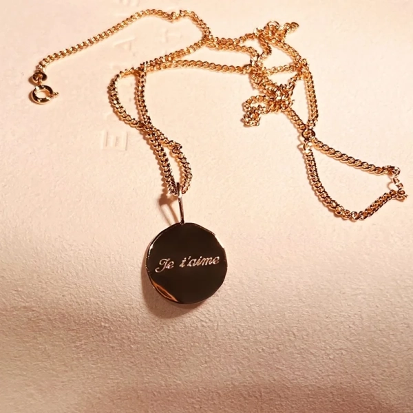 Je T'aime Coin Gold-halsband i 18K guldförgylld mässing med runt hänge graverat "Je t’aime"