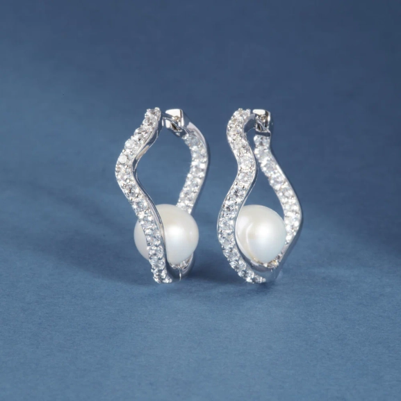 Ponza Örhängen i silver med cubic zirconia och sötvattenpärla från Sif Jakobs