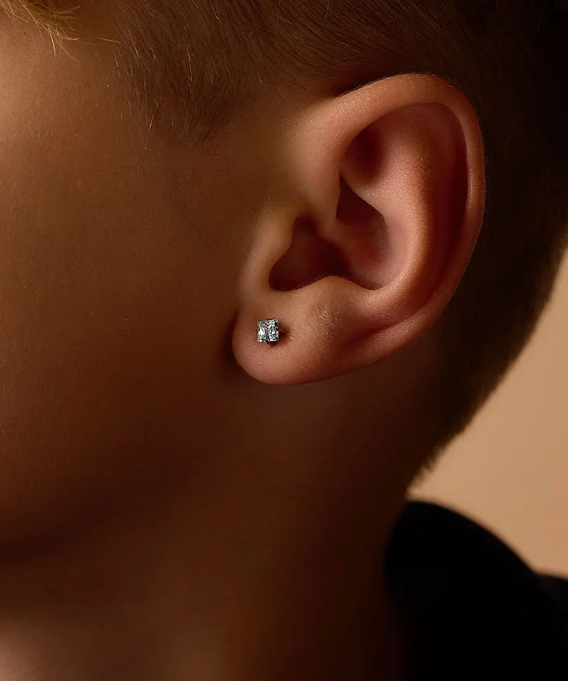 Fyrkantiga aquamarinörhängen i medicinsk titan med gnistrande cubic zirconia