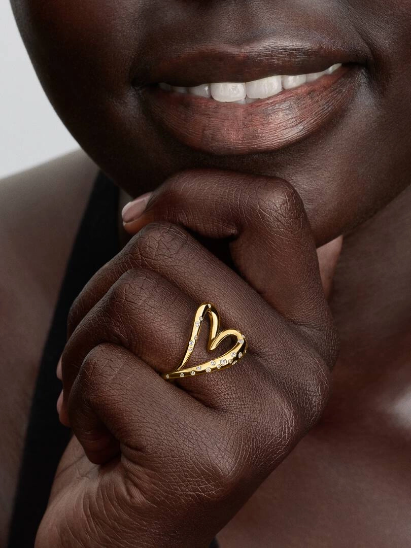 hjärtformad ring i 14K guldplätering med gnistrande cubic zirconia-stenar.