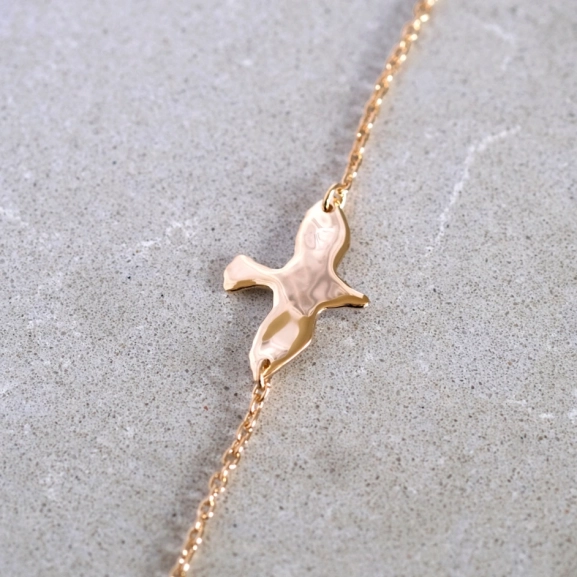 Organic Dove Bracelet Gold från Emma Israelsson i 18K guldförgylld mässing med justerbar längd och duvdesign för elegans och hopp.