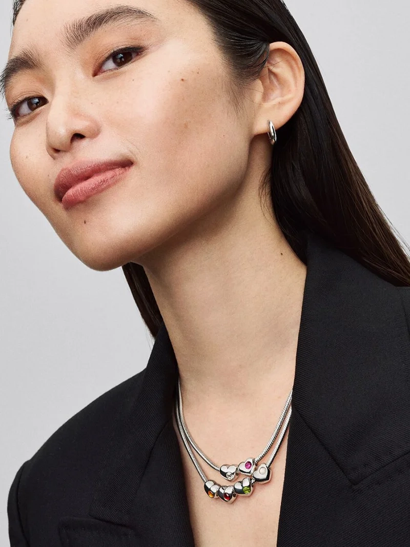 Limegrön kristallhjärtberlock med Cubic Zirconia i silver från Pandora Moments för augusti. Livsglädje och energi i ett uttrycksfullt smycke.