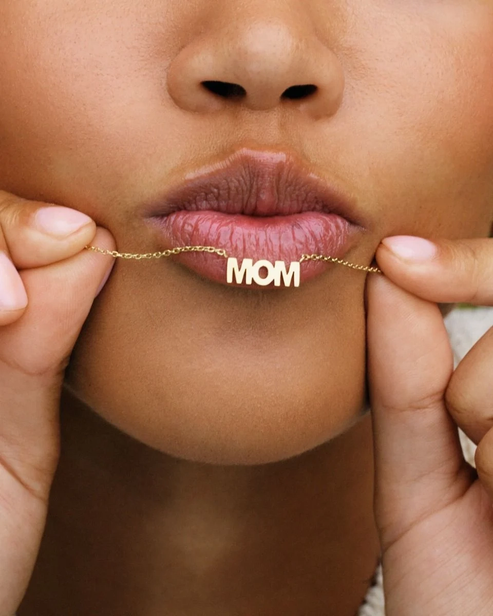 Halsband i 14K guldplätering med rund berlock med texten MOM på fasettslipad kedja