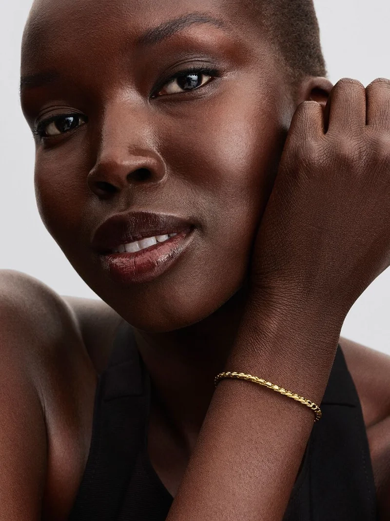 en symbol för din unika stil och självuttryck. Låt detta smycke berätta din historia på ett subtilt och sofistikerat sätt.